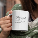 Mug Fun Modern Chic Maman Mère Dire Objectifs Citation<br><div class="desc">Tasse à café branchée,  élégante et drôle disant "Objectif d'aujourd'hui : Gardez les petits humains en vie" dans la typographie de script moderne sur la tasse à café à deux tons. Un cadeau d'anniversaire parfait pour la maman géniale de votre vie. Disponible dans beaucoup plus de couleurs intérieures.</div>