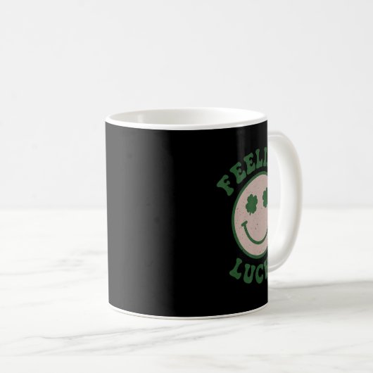 Mug Fun St Patrick Day Feed Lucky Smile Face Meme (Devant droit)