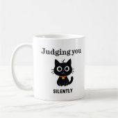 Mug Funny Chat noir "Judging You Silencieusement" Sarc (Gauche)