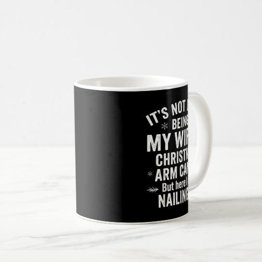 Mug Funny Christmas Its Not Easy Being My Wife's Arm C (Devant droit)