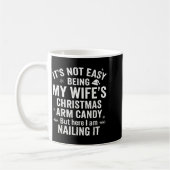 Mug Funny Christmas Its Not Easy Being My Wife's Arm C (Gauche)