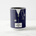 Mug Funny Doctor Collectif<br><div class="desc">Détention du médecin,  diplôme d'études médicales,  cadeau d'anniversaire ou de vacances avec gommages à l'hôpital. Pour personnaliser,  modifiez le texte pour ajouter un nom.</div>