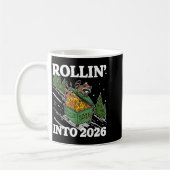 Mug Funny Feral Raccoon Rollin' Into 2026 Happy New Ye (Gauche)