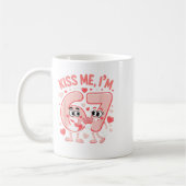 Mug Funny Kiss Me I'm 67 Cute Valentine's Day Couples  (Gauche)