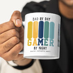 Mug Funny Papa Gamer Fête des pères<br><div class="desc">Drôle papa Gamer Café Mug. Design dispose de bandes rétro avec le texte 'Papa by Day - Gamer by Night! Le message Happy Fête des pères peut être modifié à n'importe quelle occasion. Photo et nom(s) sont également facultatifs.</div>