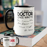 Mug Funny Personalized Doctor drôle docteur disant<br><div class="desc">Un sage médecin a écrit un jour. Conception amusante d'humour pour des médecins comme un pédiatre, un chirurgien, un dermatologue, un cardiologue, un médecin ou un médecin. Aussi pour un étudiant en médecine. Un design pour un diplômé ou un étudiant qui est fier d'être médecin. Idéal pour votre ami qui...</div>