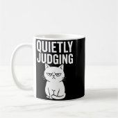 Mug Funny Quietly Judging Sarcastic Crazy Cat Lover Gr (Gauche)