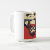 Mug Funny Sloth Gym Motivation Poster - Slow Progress  (Devant gauche)