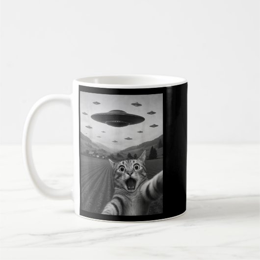 Mug Funny Surprised Ed Cat Selfie With Alien Ufo Cat U (Gauche)