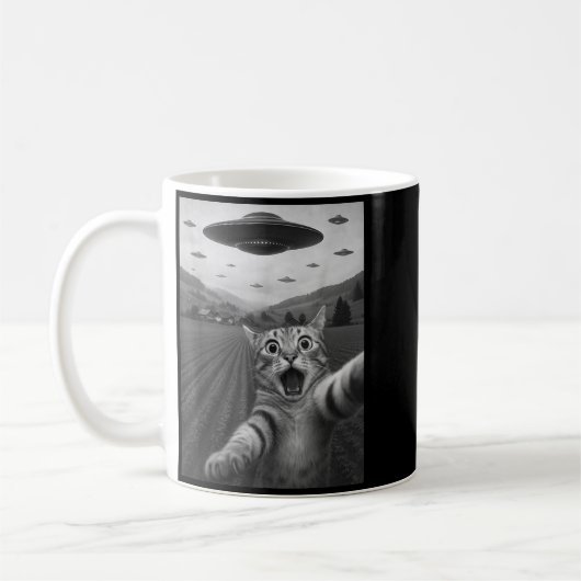 Mug Funny Surprised Ed Cat Selfie With Alien Ufo Cat U (Gauche)