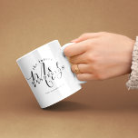 Mug Futur élégant Mme Fiançailles<br><div class="desc">Chic "Future Mrs" Fiançailles café Mug. Ajoutez simplement votre nom et votre date au modèle pour personnaliser. Grand cadeau de gardien pour la future mariée !</div>