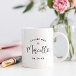 Mug Futur Mme Personnalisée Mariage de nom de script n<br><div class="desc">La tasse à café mariage féminine "Future Mrs" personnalisée comporte un texte en script noir moderne qui peut être personnalisé avec le nom de famille de la mariée et la date du mariage. Comprend un accent de coeur rose mignon. Fait un cadeau parfait à la future mariée !</div>