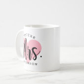 Mug Futur Mme Pink Coeur Personnalisé Mariage Monogram (Devant gauche)