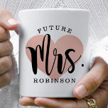 Mug Futur Mme Rose Gold Heart Mariage personnalisé Mon<br><div class="desc">Tasse à café personnalisée pour l'avenir Mme dispose d'un script noir moderne avec un texte de nom personnalisé et une image arrière - plan du coeur d'or rose.</div>