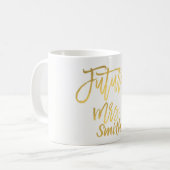 Mug FUTURE Mme. Gold Modern Script Name Personnalisé (Devant gauche)