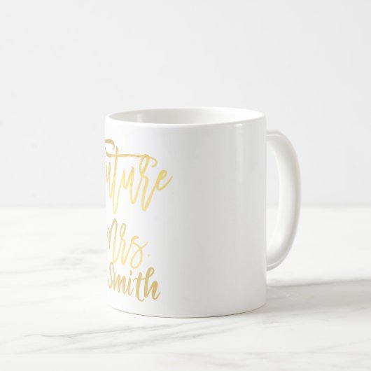 Mug FUTURE MRS. Gold Modern Script Nom personnalisé (Devant droit)