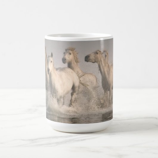 Mug Galloping à cheval dans l'eau méditerranéenne (Centre)