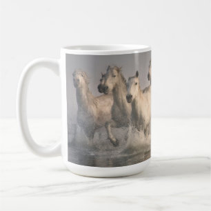 Mug Galloping à cheval dans l'eau méditerranéenne