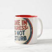 MUG "GAME IN ROGRESS – DO NOT DISTURB". (Devant droit)