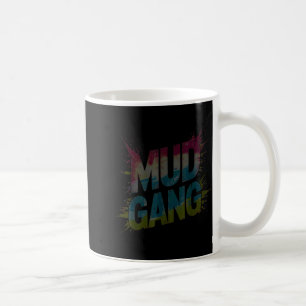 Mug Gang de boue mignon s'exécute tenue de copains bou