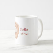 Mug Gant de Baseball Troisième Frappe (Devant droit)