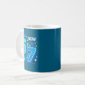 Mug Garçon d'anniversaire drôle à carreaux bleus j'ava (Devant gauche)