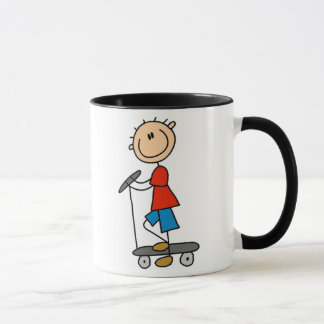 Mug Garçon de bâton sur le scooter