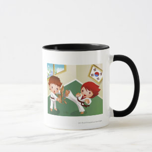 Mug Garçon de karaté jugeant en bois avec des autres