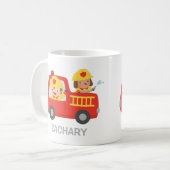Mug Garçon et chien mignons de pompier dans le camion (Devant gauche)