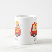 Mug Garçon et chien mignons de pompier dans le camion (Centre)