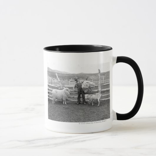 Mug Garçon supportant un paquet de laine (Droite)