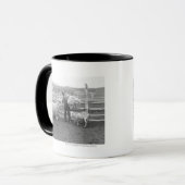 Mug Garçon supportant un paquet de laine (Devant gauche)