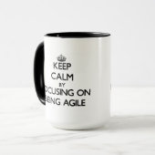 Mug Gardez le calme en se concentrant sur être agile (Devant gauche)