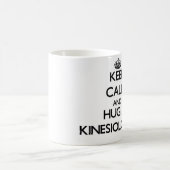 Mug Gardez le calme et étreignez un Kinesiologist (Centre)