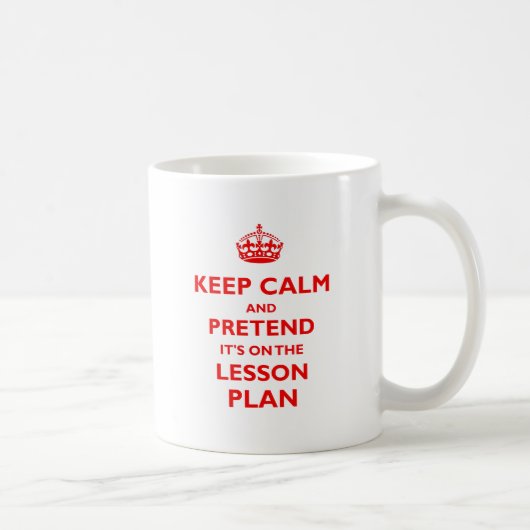 Mug Gardez le calme et feignez (le rouge) (Droite)