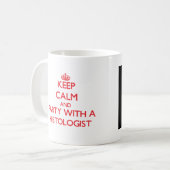 Mug Gardez le calme et la partie avec un Histologist (Devant gauche)