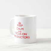 Mug Gardez le calme et le foyer sur des conseillers en (Devant gauche)