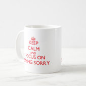 Mug Gardez le calme et le foyer sur dire désolé (Devant gauche)