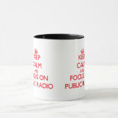 Mug Gardez le calme et le foyer sur la radio publique (Centre)