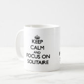 Mug Gardez le calme et le foyer sur le solitaire (Devant gauche)