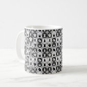 Mug Gardez le calme et le motif d'échecs de jeu (Devant gauche)
