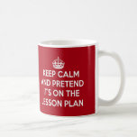 MUG GARDEZ LE CALME ET PRÉTENDEZ QU'IL EST SUR LE CADE<br><div class="desc">Nouveau garder le calme et faire semblant que c'est sur le plan de cours enseignants sélection cadeau. La fin de mandat ou le cadeau de Noël idéal pour votre professeur préféré! Keep Calm and Carry On était une affiche de propagande produite par le gouvernement britannique en 1939 au début de...</div>