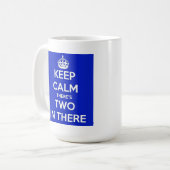 Mug Gardez le calme là est deux dans là attaquent (Devant gauche)