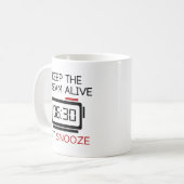 Mug Gardez Le Rêve En Vie. Frappe Snooze. (Devant gauche)