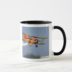 Mug Gene Soucy effectuant des acrobaties en Grumman