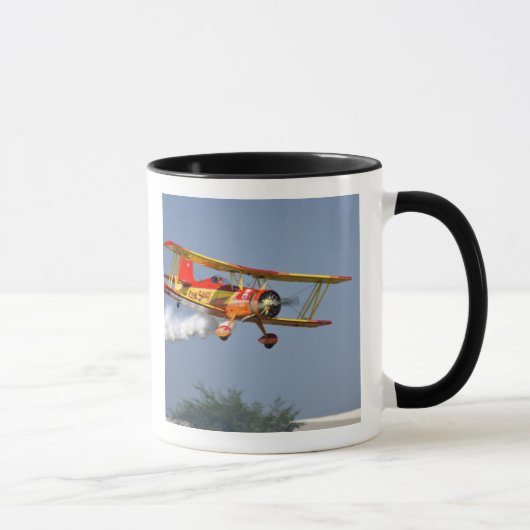 Mug Gene Soucy effectuant des acrobaties en Grumman (Droite)