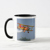 Mug Gene Soucy effectuant des acrobaties en Grumman (Gauche)
