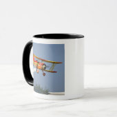 Mug Gene Soucy effectuant des acrobaties en Grumman (Devant gauche)
