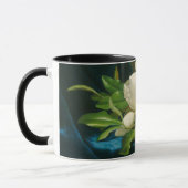 Mug Giant Magnolias sur Blue Velvet Cloth (Gauche)