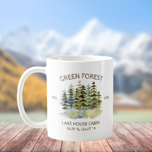 Mug Gîte de cabane à aquarelle de forêt verte brumeuse